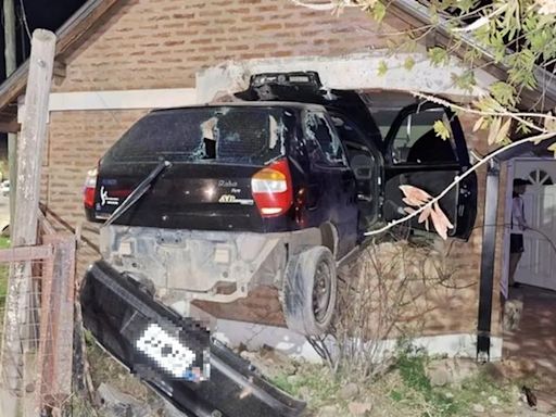 Video: manejaba a toda velocidad por Bahía Blanca y terminó incrustado en la casa de un jubilado | Policiales