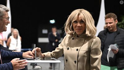 PHOTOS Brigitte Macron plus stylée que jamais au bras d'Emmanuel Macron, le couple garde le sourire avant le verdict