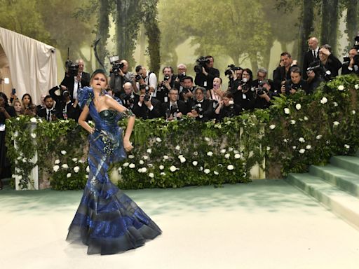 Gala del Met florece con Zendaya, Jennifer Lopez y Mindy Kaling