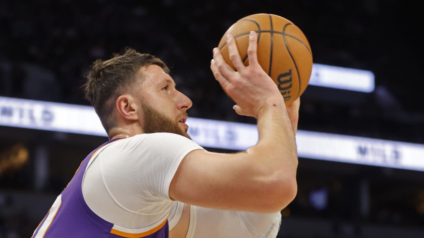 Suns Not Expected to Trade Starting Center