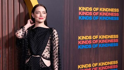 Emma Stone arrasa em vestido transparente para premiere de 'Kinds of Kindness'