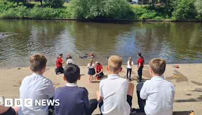 Hereford and Worcester firefighters give kids water safety tips