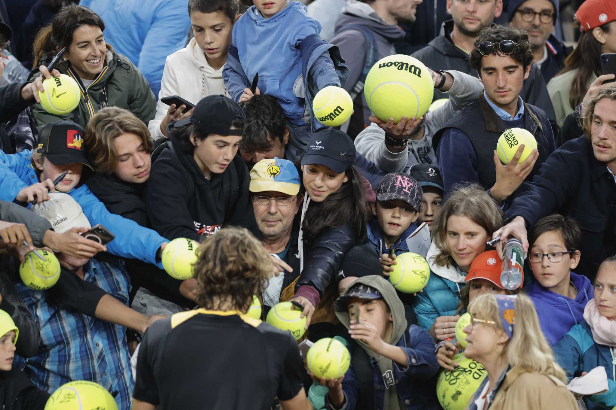 Tsitsipas eases into the French Open fourth round while Swiatek, Gauff, Alcaraz, Sinner also advance