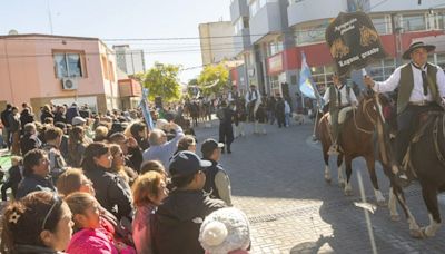 Con un colorido desfile celebraron los 245 años de la fundación de Viedma y Carmen de Patagones