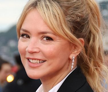 "Le papa était prévenu" : Virginie Efira évoque sa parentalité avec Niels Schneider et sa famille passée "de trois à quatre"