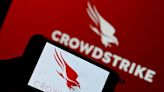 Se desploman en Wall Street las acciones de Crowdstrike, la empresa responsable de la falla de Microsoft