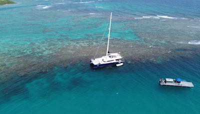 Guardia Costera supervisa remoción de combustible de un velero varado en Culebra