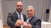 Na Hungria, Eduardo Bolsonaro presenteia primeiro-ministro com medalha de imbrochável