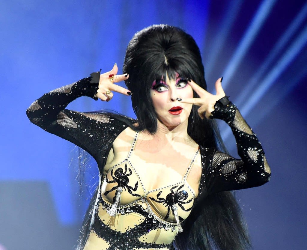 What to expect during Elvira XXperience at Knott’s Scary Farm