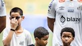Sonho realizado: crianças refugiadas, da Venezuela, entram em campo com os jogadores, em Manaus - Santos Futebol Clube