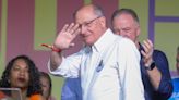 Geraldo Alckmin socorre mulher que passa mal em voo de Brasília a São Paulo