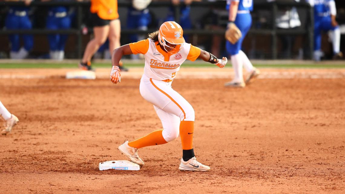 No. 3 Tennessee beats Kentucky, close in back-to-back SEC regular season titles