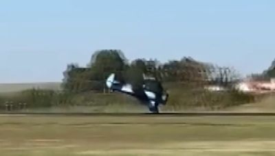 Avião 'dá cambalhota' ao pousar no aeroporto do Paraná; veja vídeo