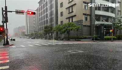 一端尖尖的雲！鄭明典一圖曝「中尺度對流系統」 網哀號：被雷雨聲吵醒