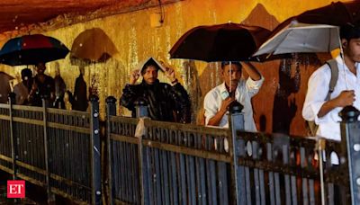 In Pics: Heavy rains in Mumbai, trains and flights cancelled, colleges shut; IMD issues alert - Record rainfall in Mumbai