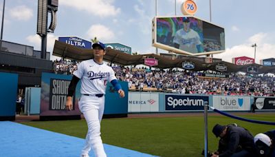 Shohei Ohtani es arropado por los fans de los Dodgers en juego de apertura a todo Hollywood - La Opinión