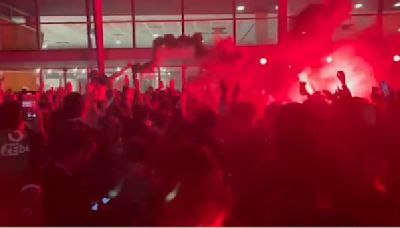 Saint-Etienne de retour en Ligue 1: fumigènes et énorme ambiance pour l'accueil des Verts à l'aéroport