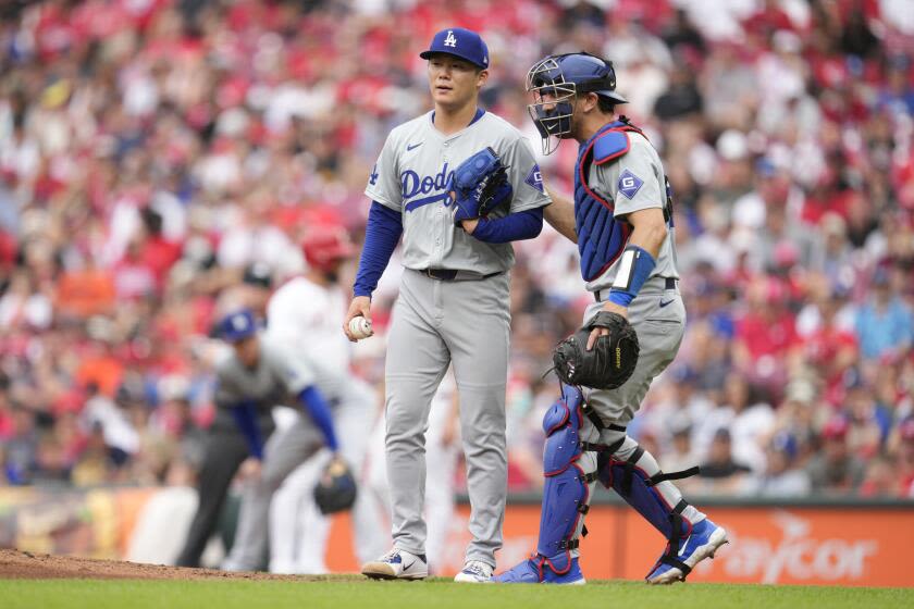 Frustrated Dodgers fall to Reds, extend losing streak to five games