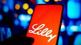 Acciones de Eli Lilly (LLY) suben tras aprobación de Kisunla