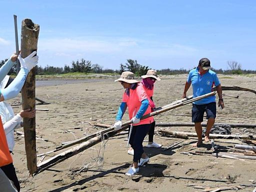 嘉義縣環保局響應國家海洋日 號召布袋鎮民清潔沙灘 | 蕃新聞