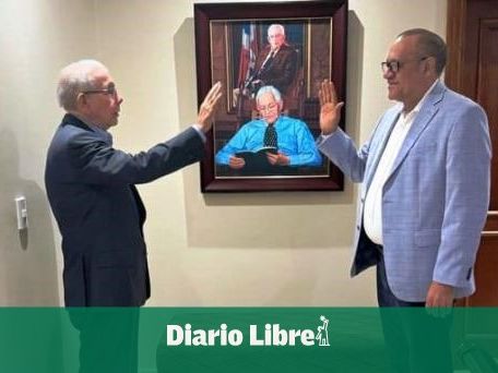 Danilo Medina juramenta a Ramón de la Rosa como nuevo miembro del Comité Político del PLD