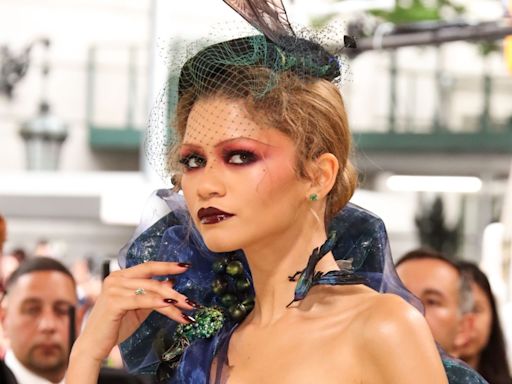 Tom Holland enseña cómo va su herida en la cabeza mientras Zendaya deslumbra sola con su look de pavo real en la Met Gala