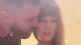 Lanza Taylor Swift video íntimo con imágenes de Travis Kelce besándola en la cocina