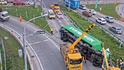 上班尖峰時間國道驚現意外 長榮貨櫃車輛翻覆「駕駛生死不明」