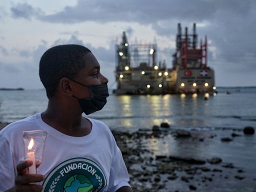 Denuncian contaminación por barcazas termoeléctricas en República Dominicana