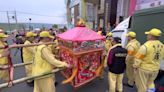 影/白沙屯媽祖進香/「粉紅超跑」忽然轉向衝貨車飛越機車 香燈腳好奇：在找什麼？