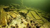 Des plongeurs polonais trouvent une épave chargée de champagne et d'eau minérale dans la mer Baltique