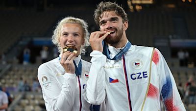 After break-up, Czech couple wins mixed doubles