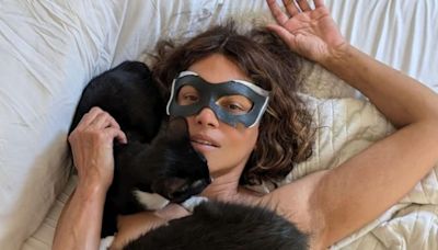 El posado más sensual de Halle Berry por el 20 aniversario de ‘Catwoman’