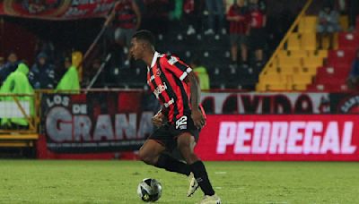 Alajuelense prevé recibir más dinero a futuro tras la histórica venta de Jeyland Mitchell al Feyenoord