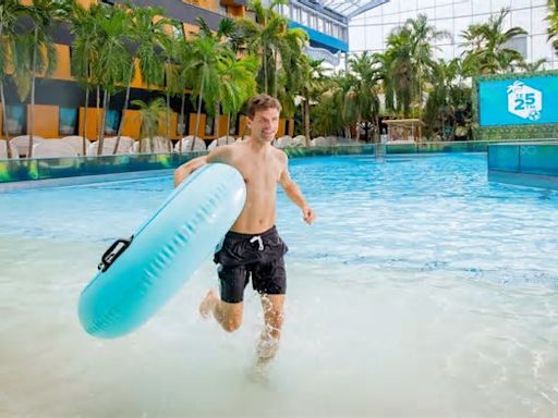 Thomas Müller geht baden – das steckt dahinter