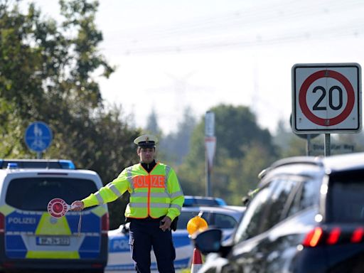 Alemania tensa política migratoria de la UE tras inicio de duros controles en sus fronteras - La Tercera