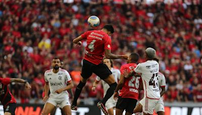 Flamengo leva gol de pênalti no último minuto, empata nos acréscimos e mantém a liderança do Brasileiro