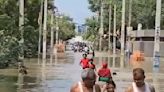 Munak canal barrage breaks in Delhi, floods residential areas in JJ colony l WATCH