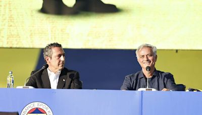 José Mourinho é apresentado pelo Fenerbahçe