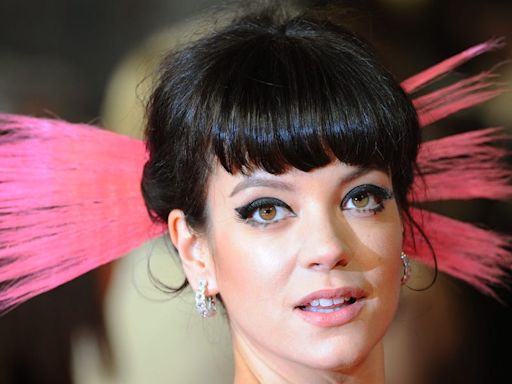 Singer Lily Allen weighed in on an age-old airline debate, saying she flies first class, but her kids go coach