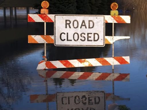 Houston-area school districts close, water floods streets Thursday morning | Houston Public Media