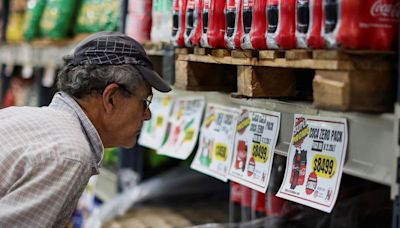 Argentinos aún sienten peso de alta inflación; Gobierno espera dato de junio debajo del 5%