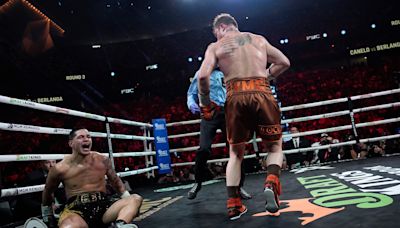 Saúl Canelo Álvarez le ganó a Edgar Berlanga en Las Vegas por decisión unánime del jurado y logró defender sus tres campeonatos mundiales