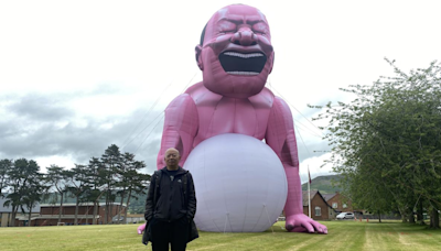 Un hombre rosa gigante causa revuelo en un pequeño pueblo de Gales. ¿Qué significa?