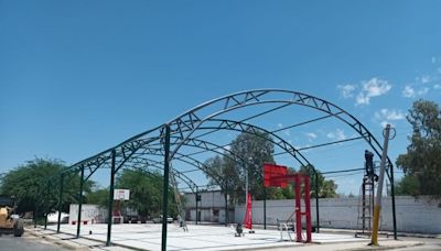 Construyen canchas y techumbres en colonias y ejidos de Torreón