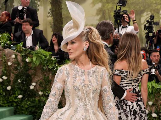 Sarah Jessica Parker Returns to the Met Gala Red Carpet in a Huge Headpiece — and It's “So” Carrie Bradshaw