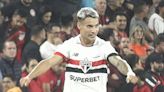 São Paulo aproveita vacilo e vence Athletico em noite de expulsão bizarra