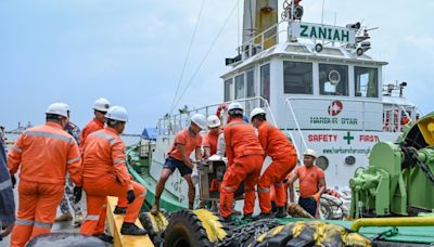 Divers attempt to reach sunken Philippine oil tanker