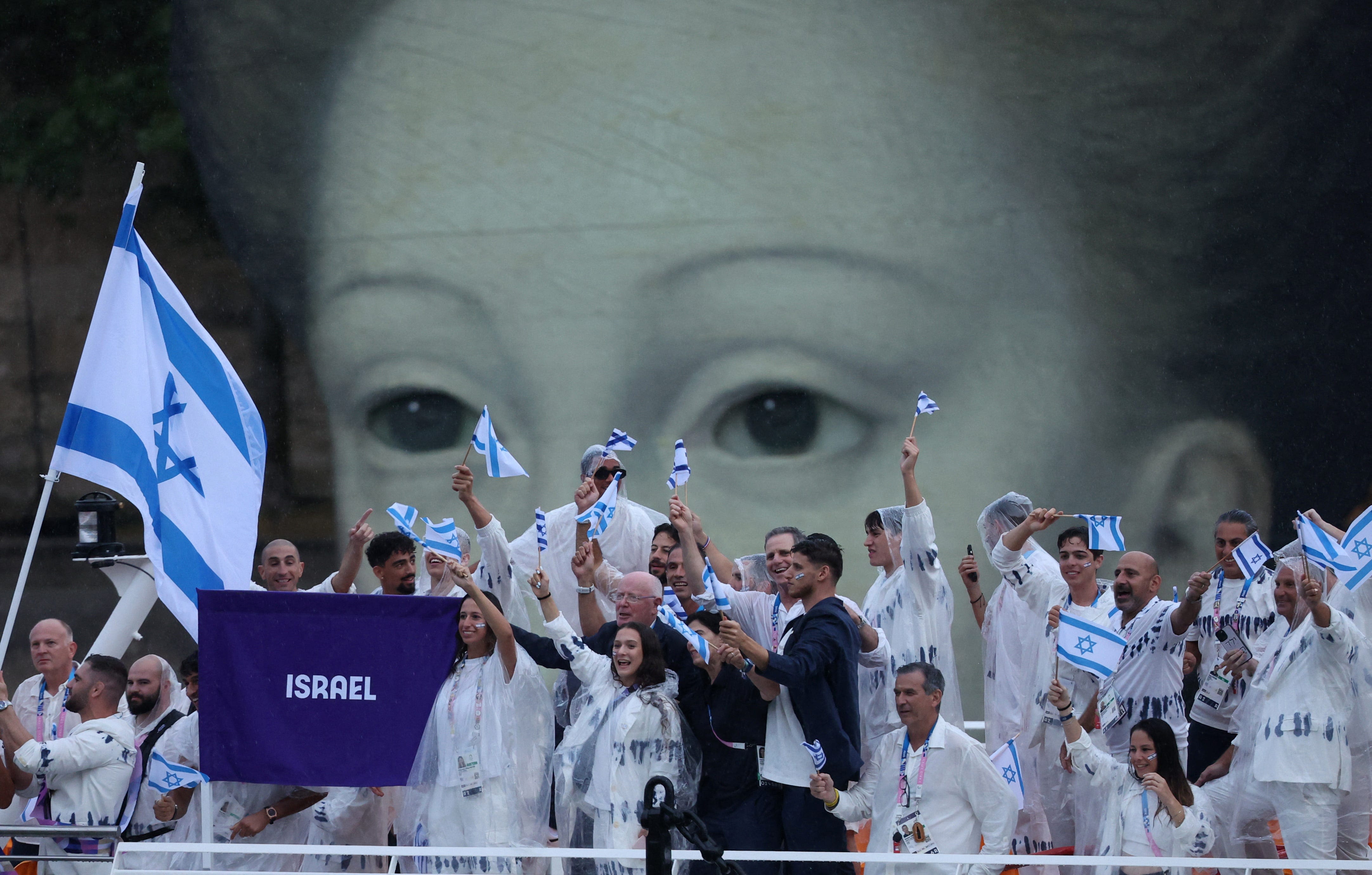 Image of Israeli swimmers spelling 'bring them home now' predates Paris Games | Fact check