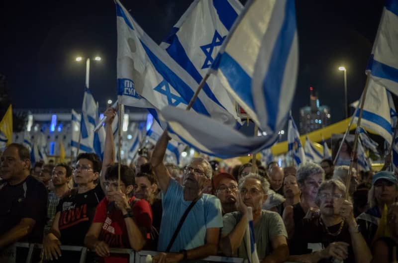 Thousands of Israelis take to streets demanding a hostage deal